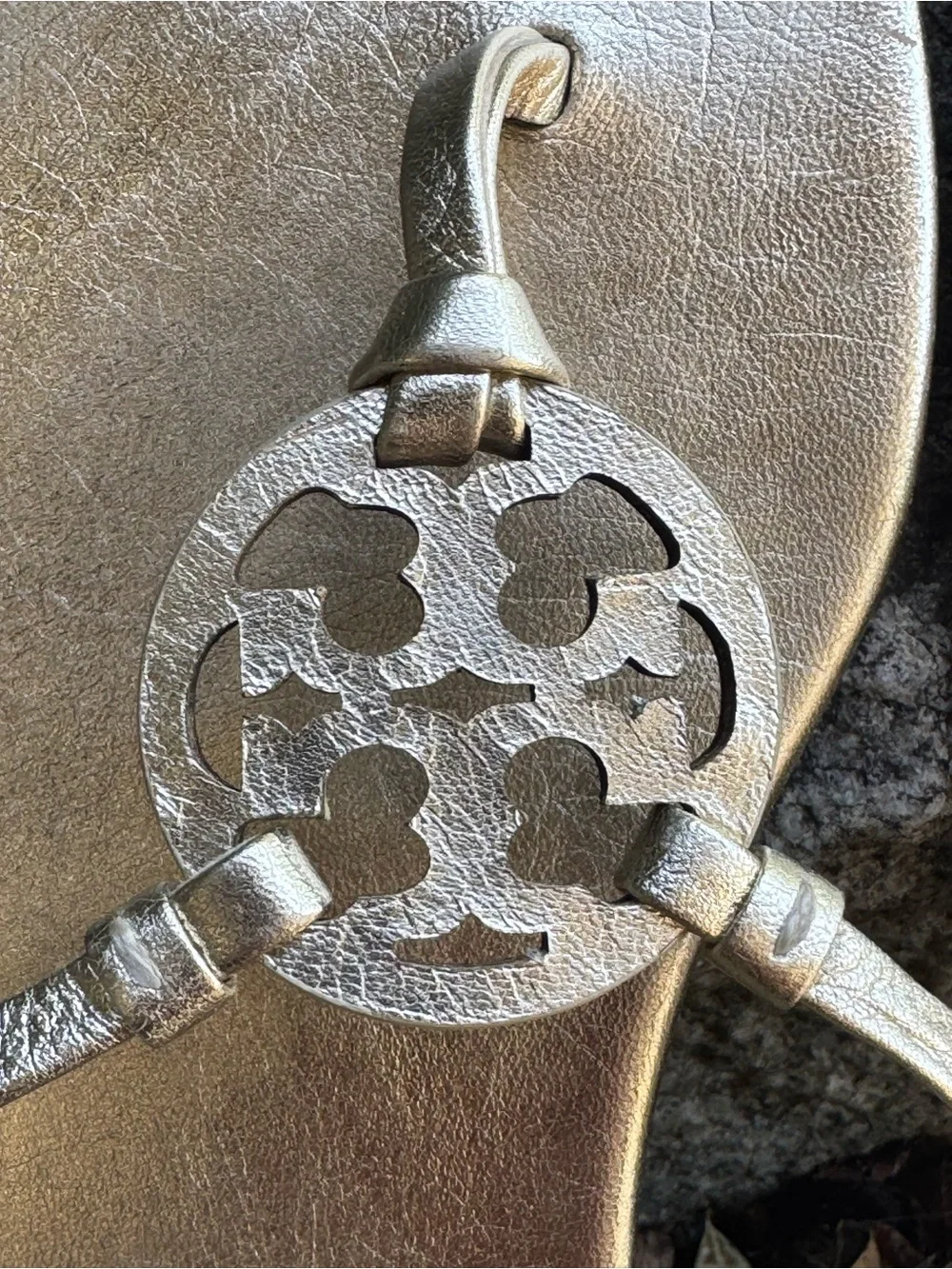 Tory Burch Metallic Gold Logo Thong Sandals Sz 10 - Picture 3 of 8